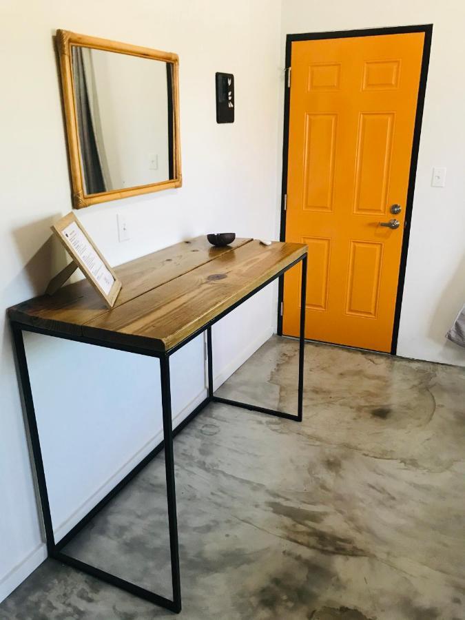 Crash Pad Adventure Hostel Хопкинс Экстерьер фото