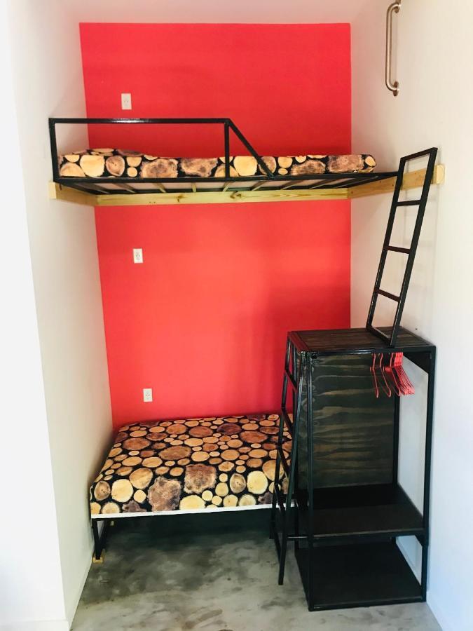Crash Pad Adventure Hostel Хопкинс Экстерьер фото