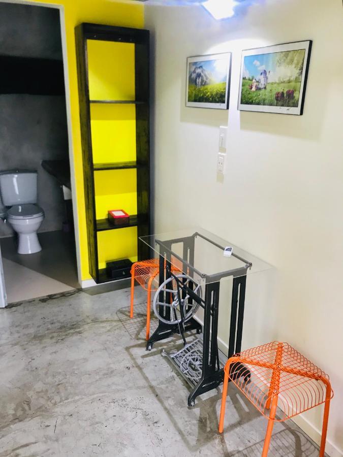 Crash Pad Adventure Hostel Хопкинс Экстерьер фото
